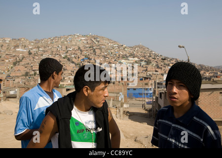 Les membres des gangs à Lima, Pérou, Amérique du Sud. Banque D'Images