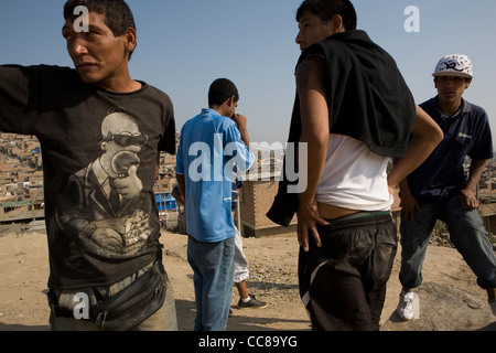 Les membres des gangs à Lima, Pérou, Amérique du Sud. Banque D'Images