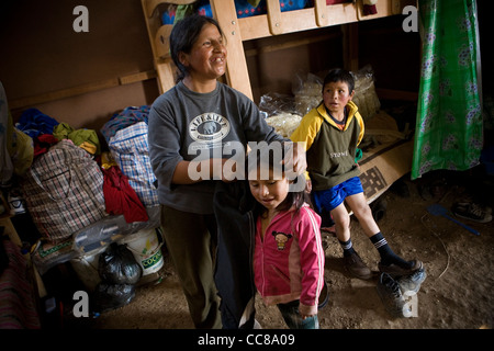 Une famille à la maison dans l'pueblos jovenes de Lima, Pérou, Amérique du Sud. Banque D'Images