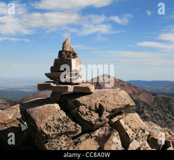 Cairn du sommet sur le sommet du mont Hayden, montagnes Uinta, Utah Banque D'Images