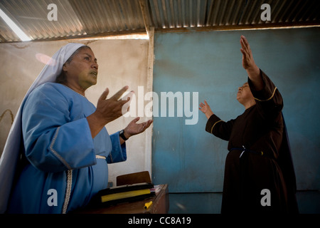 Les femmes prient dans une petite église à Lima, Pérou, Amérique du Sud. Banque D'Images