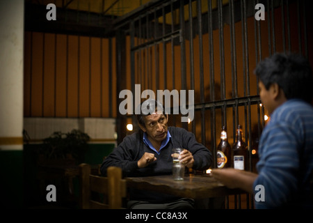 Les hommes boivent dans un bar à Villa el Salvador à Lima, Pérou, Amérique du Sud. Banque D'Images