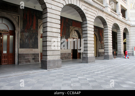 Diego Rivera murales dans le secrétaire de l'éducation publique dans la ville de Mexico. Banque D'Images