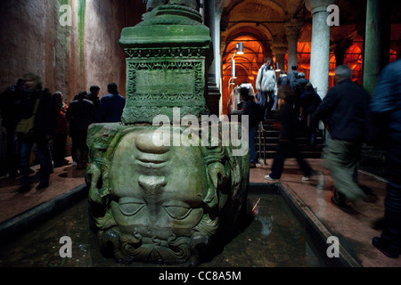 Statue tête de Méduse dans la Citerne byzantine - Istanbul, Turquie. Banque D'Images