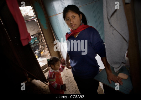 La femme et son enfant à Lima, Pérou, Amérique du Sud. Banque D'Images