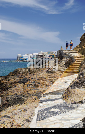 Un couple en train de marcher sur le sentier du littoral menant à Mandriki Ville, l'île de Nisyros, Dodécanèse, Grèce Banque D'Images