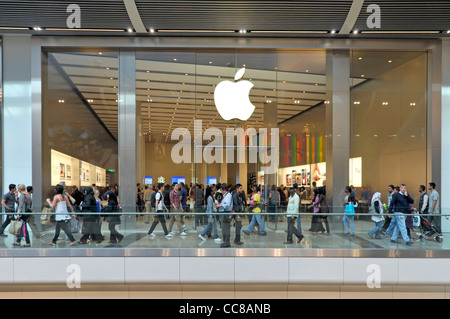 Le magasin Apple de technologie de magasin de détail en face de magasin dans le centre commercial intérieur Westfield Stratford centre commercial à Newham est Londres Angleterre Royaume-Uni Banque D'Images