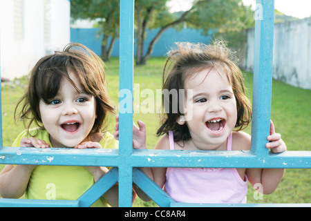 Portrait of happy deux sœurs outdoors having fun Banque D'Images