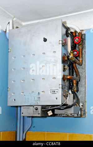 Vieille branche cassée pas rentable chaudière à gaz sur le point d'être retiré et remplacé par une nouvelle version à condensation (voir image Alamy CC8ATW) Banque D'Images