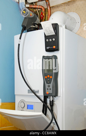 Imprimer Produits de contrôle des émissions de gaz de combustion sur les résultats nationaux d'installation nouvelle chaudière à condensation Banque D'Images