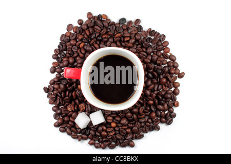 Tasse de café rouge avec les grains de café torréfiés et morceaux de sucre Banque D'Images