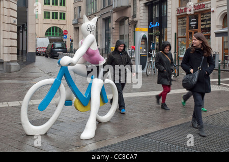 La cycliste (2005), Alain Séchas (France) près de Galeries Royales Saint-Hubert à Bruxelles Banque D'Images