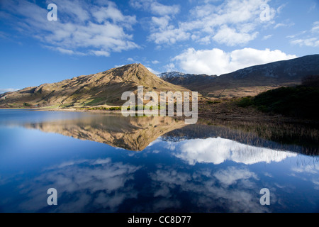 Reflet de la montagne dans le Lough Kylemore Benbaun, Connemara, comté de Galway, Irlande. Banque D'Images