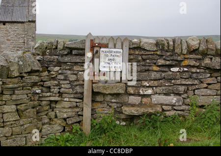 Une échelle montant et gate signe sur l'Pennine Way près de Middleton-in-Teesdale, County Durham Angleterre Banque D'Images