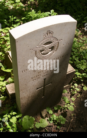 Commission des sépultures de guerre du Commonwealth pierre tombale du style B S Seddon, pilote en cours de formation, est mort en 1943, cimetière Abney Park, Londres Banque D'Images