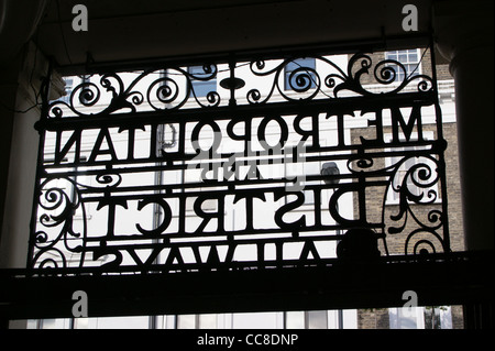 Le fer forgé signe au-dessus de l'entrée de la station South Kensington sur Metropolitan et District Line, métro de Londres, Londres Banque D'Images