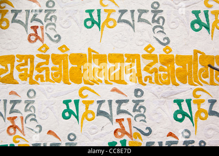 L'Inde, de l'Arunachal Pradesh, Senge, Sela pass chorten, peintes de couleurs vives avec des pierres mani mantras tibétains Banque D'Images