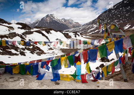 L'Inde, de l'Arunachal Pradesh, le Sela Pass, à côté des drapeaux de prière route de Tawang Banque D'Images
