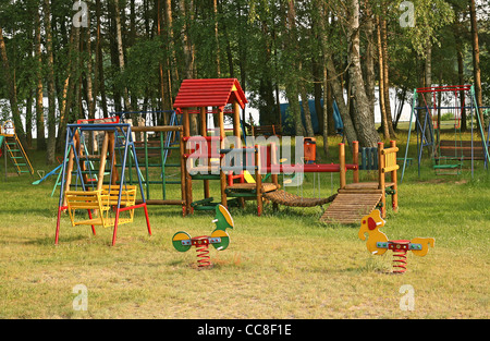 Une grande aire de jeux en bois équipement . Banque D'Images