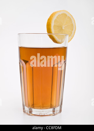 Un verre à thé glacé, une tranche de citron est sur le bord du verre Banque D'Images