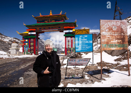 L'Inde, de l'Arunachal Pradesh, le Sela, femme col sur la route touristique de haute altitude en passant sous la passerelle à Tawang colorés Banque D'Images