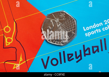 Édition spéciale pièce 50p, pièce de cinquante pence, faisant partie de la collection de sports de Londres 2012 pour les Jeux Olympiques - volleyball Banque D'Images