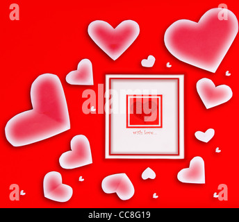 Carte vierge avec coeur rouge isolé sur fond rouge, conceptual image d'amour et de la Saint-Valentin Banque D'Images