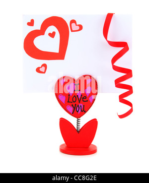 Carte vierge avec coeur rouge et fleur titulaire isolé sur fond blanc Banque D'Images