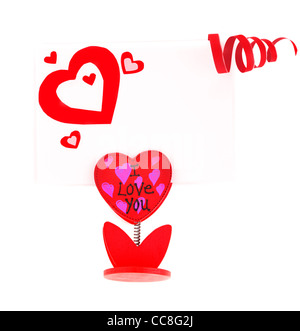 Carte vierge avec coeur rouge et fleur titulaire isolé sur fond blanc Banque D'Images