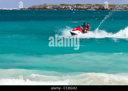 Jet-ski au large de la Plage Orient Saint-Martin, French West Indies Banque D'Images