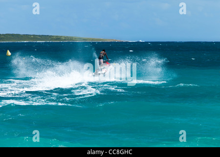 Jet-ski au large de la Plage Orient Saint-Martin, French West Indies Banque D'Images