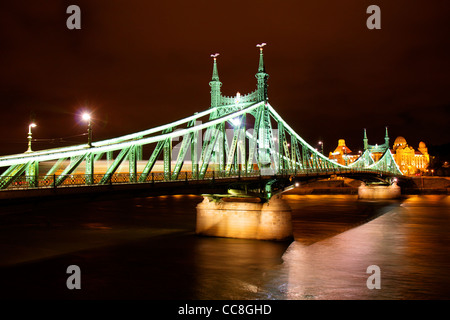 La Szabadság híd ou pont de la Liberté (ou pont de la Liberté) à Budapest, Hongrie, Buda et Pest se connecte à travers le fleuve Danube. Banque D'Images