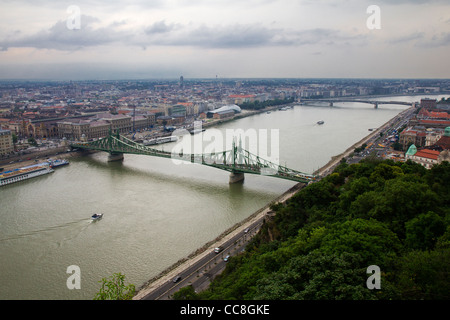 La Szabadság híd ou pont de la Liberté (ou pont de la Liberté) à Budapest, Hongrie, Buda et Pest se connecte à travers le fleuve Danube. Banque D'Images