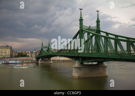 La Szabadság híd ou pont de la Liberté (ou pont de la Liberté) à Budapest, Hongrie, Buda et Pest se connecte à travers le fleuve Danube. Banque D'Images