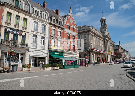 Vue générale vers l'Hôtel de Ville (mairie/hôtel de ville) à Cambrai, Nord, France. Banque D'Images