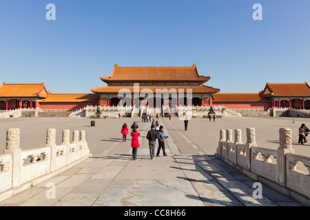 La porte de l'harmonie suprême, vu à travers la première cour dans la Cité Interdite, Beijing Banque D'Images