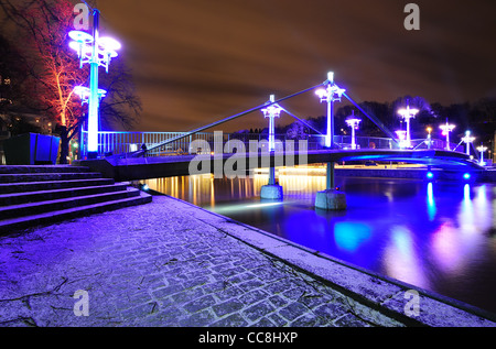 Pont sur la rivière Aura nuit à Turku Banque D'Images