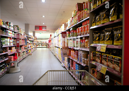 La vue d'un panier de l'allée d'un supermarché. Banque D'Images