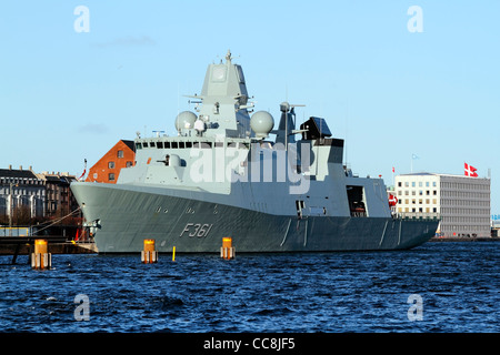 HDMS Iver Huitfeldt, une des trois nouvelles frégates de classe Iver Huitfeldt livrés à la Marine royale danoise. Port de Copenhague Banque D'Images