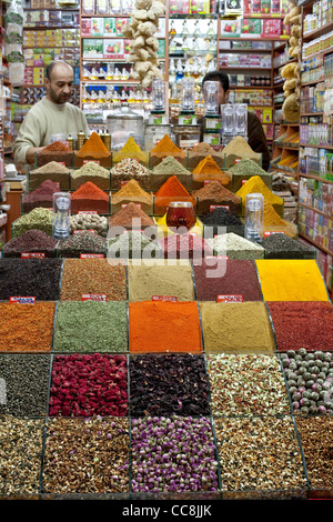 Les thés et les épices dans le marché aux épices d'Istanbul, Turquie Novembre 2011 Banque D'Images