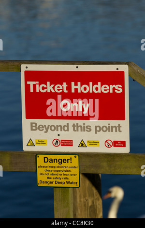 Le Signe de danger sur Bowness Pier Les titulaires de billets seulement au-delà de ce point Sign Banque D'Images