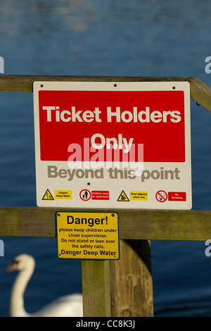 Le Signe de danger sur Bowness Pier Les titulaires de billets seulement au-delà de ce point Sign Banque D'Images