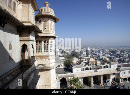 Vue partielle du palais de ville d'Udaipur, accueil du Maharaja de Udaipur, un musée et un hôtel de luxe, Rajasthan, Inde Banque D'Images