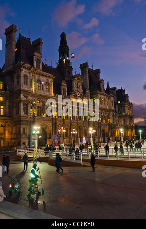 Paris, France, les gens marchant sur la place historique de la ville pittoresque devant le bâtiment de l'Hôtel de ville, au crépuscule, le lampadaire de Paris, le tourisme «hors saison» Banque D'Images