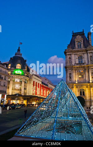 Paris, France, place de la ville pittoresque en face de l'Hôtel de ville, à Dusk, avec des décorations de Noël LED, des lumières, rue de Rivoli, Shopping Banque D'Images