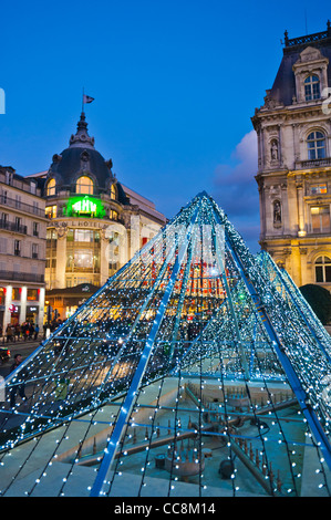 Paris, France, place de ville, Scenic, décor en face de l'Hôtel de ville, au crépuscule, avec éclairage LED décorations de Noël, NOËL À PARIS Banque D'Images