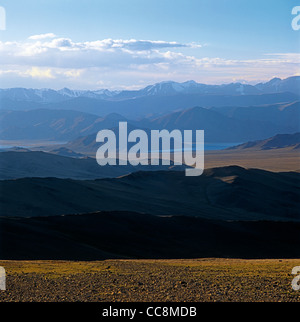 Vue depuis le haut de l'Obotyn-Daba (Dava) col. Bayan-Ulgii (province). À l'ouest de la Mongolie. Tsagan-Nur lake Banque D'Images