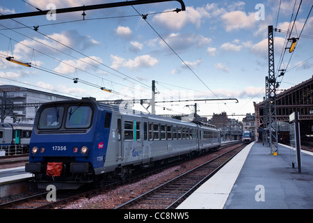 Un train français attend à Tours de France. Banque D'Images