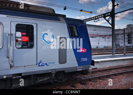 Un train français attend à Tours de France. Banque D'Images