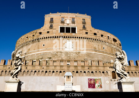 Vue sur le château Sant' Angelo du pont Rome Italie Banque D'Images